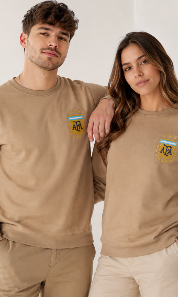 Buzo unisex Darlon color beige cuello redondo con detalle bordado frontal, tela premium abrigada.