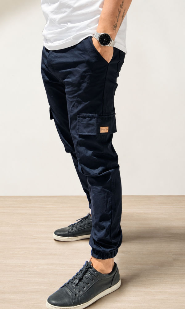 Pantalón cargo jogger hombre color azul oscuro con bolsillos laterales y puño ajustado.