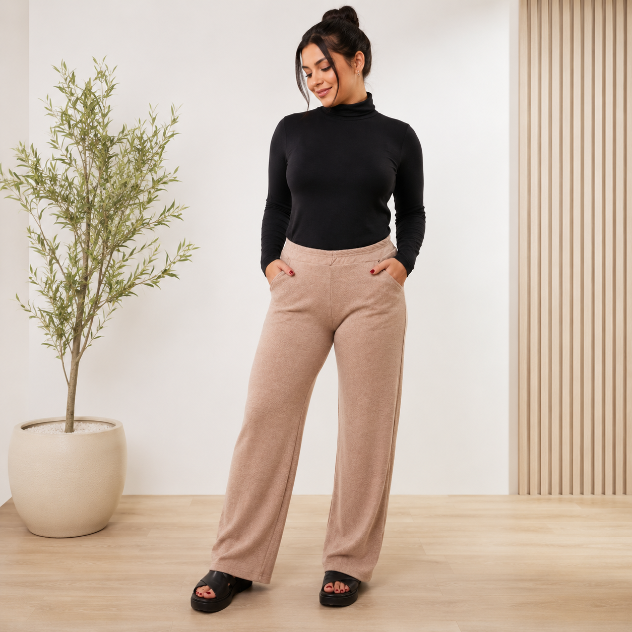 Pantalón Palazzo Darlon dama gris de tela suave con calce amplio y cintura elastizada.